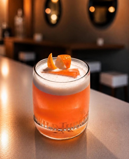 Bancone del cocktail bar con drink preparati al momento