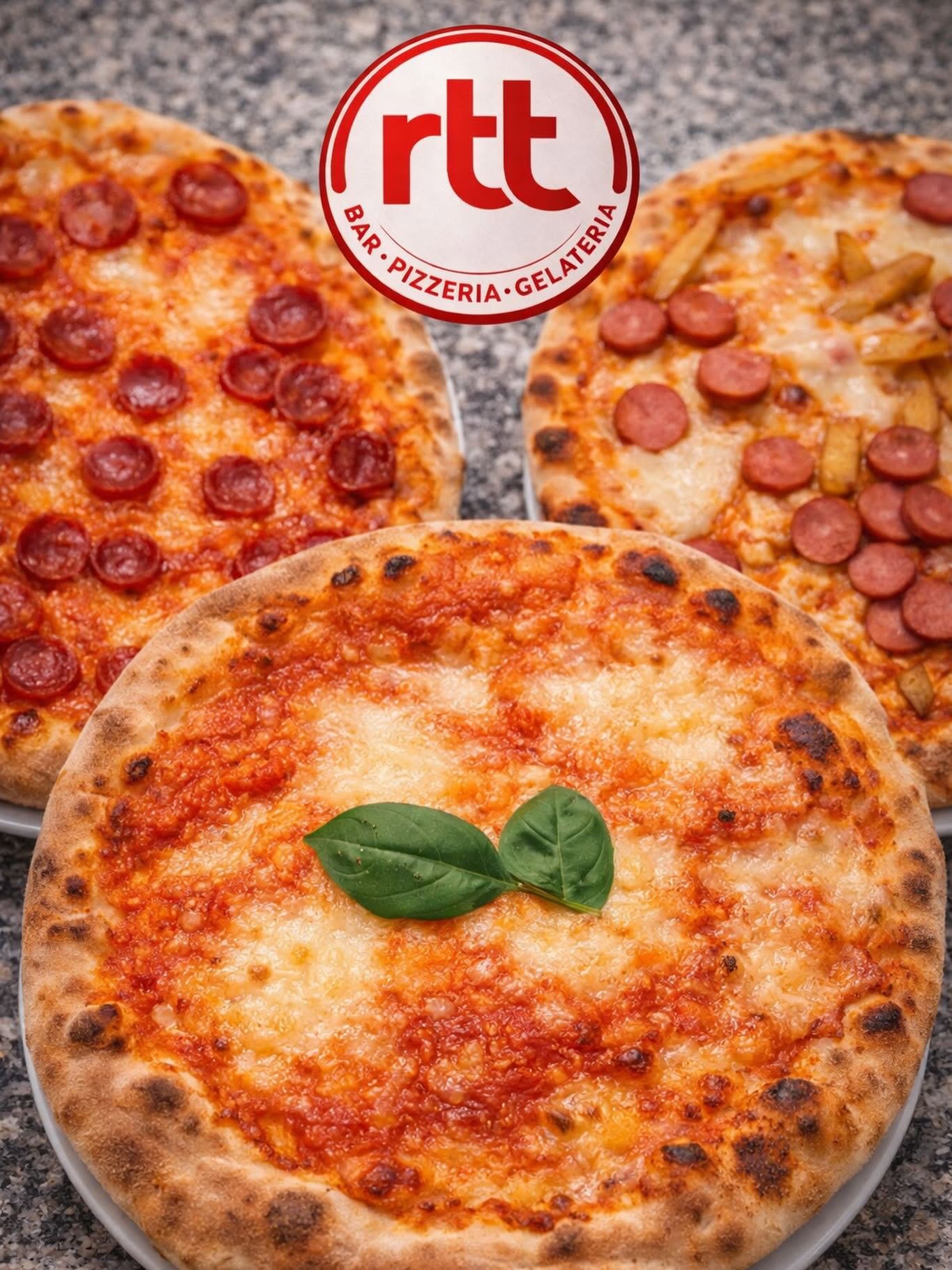 Pizza appena sfornata pronta per il servizio al tavolo