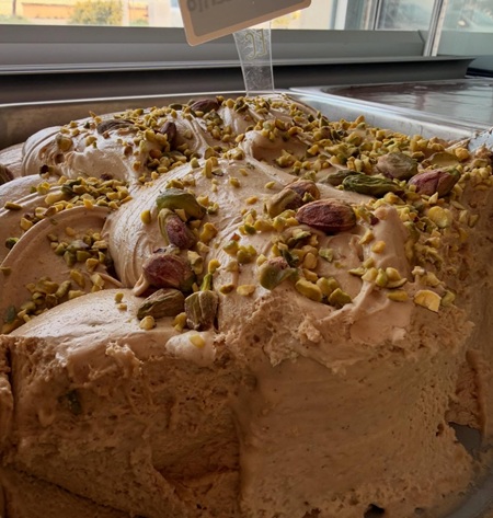 Vaschette di gelato artigianale nella vetrina refrigerata